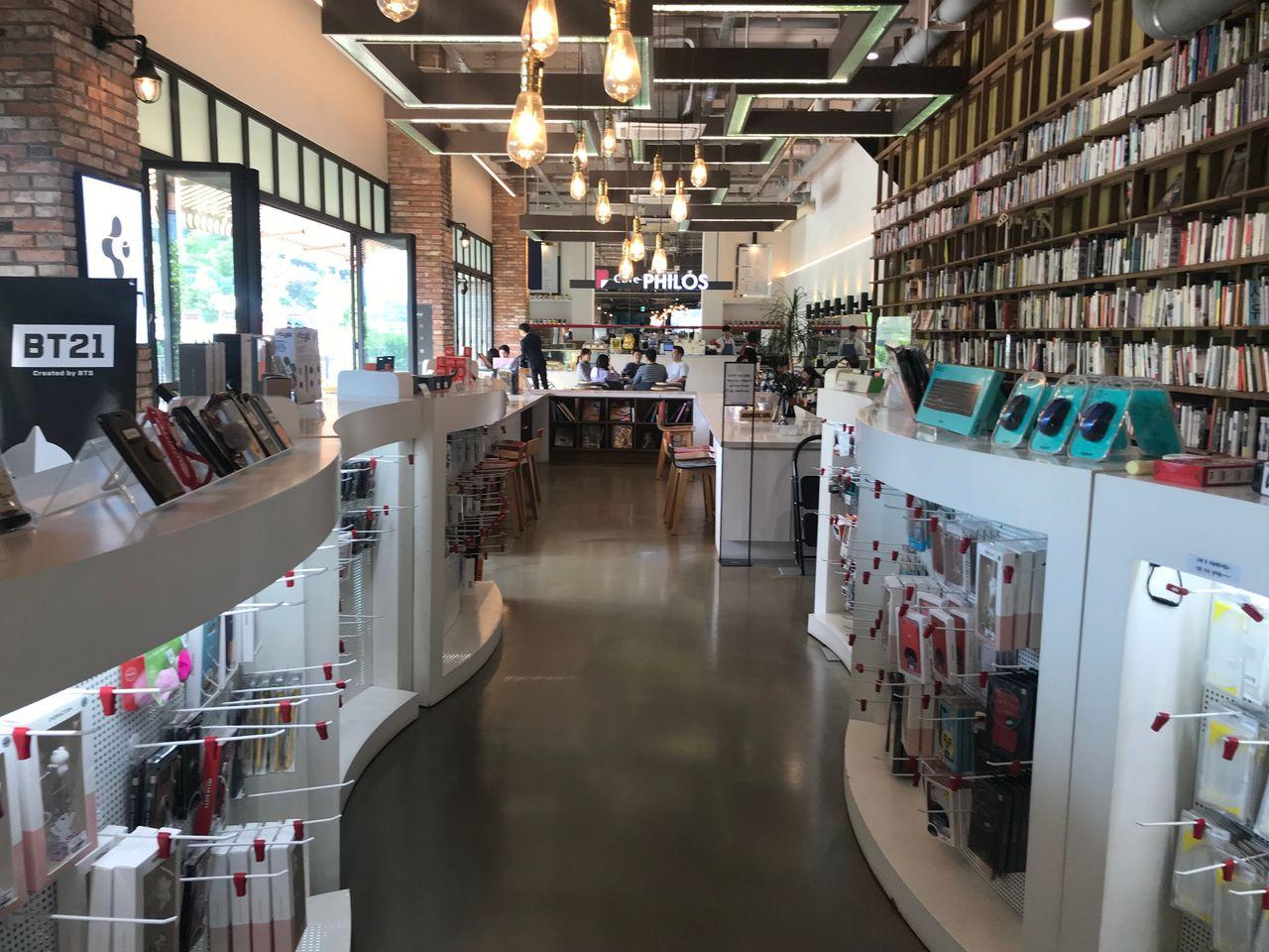 Seoul Attraction: Book Park, Itaewon. An Amazing Photogenic Library.